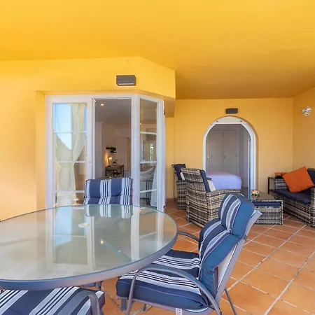 Great Views, Large Terrace & Walking Distance Lejlighed *