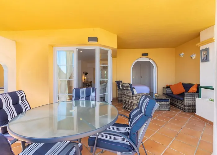 Great Views, Large Terrace & Walking Distance Lejlighed *
