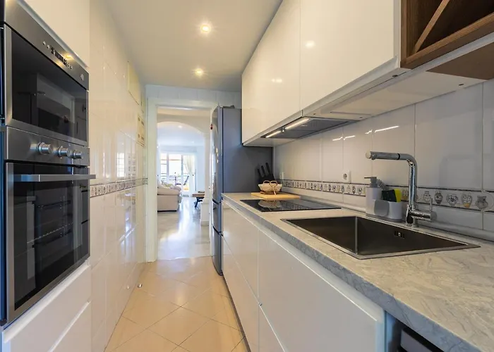 Great Views, Large Terrace & Walking Distance Lejlighed *