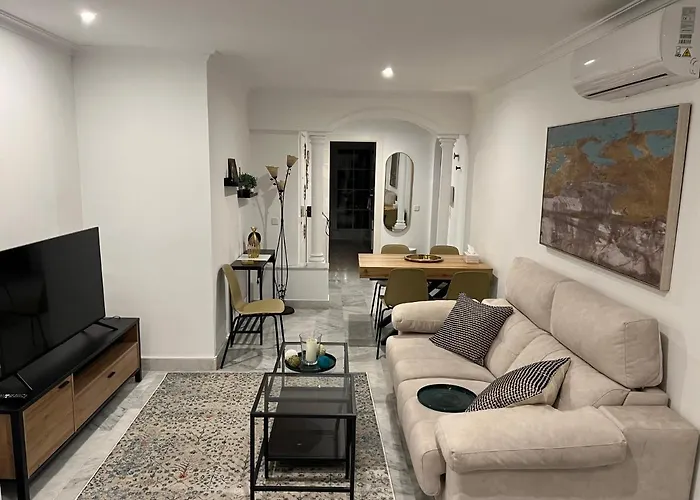 Great Views, Large Terrace & Walking Distance Lejlighed